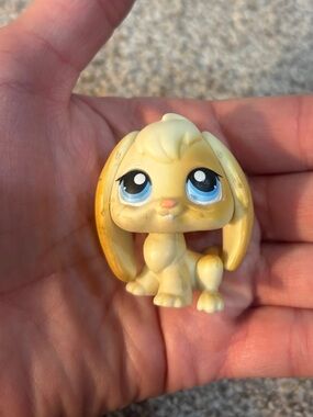 Littlest Pet Shop Authentic # 95 Cream Floppy Ears Bunny Rabbit Blue Eyes